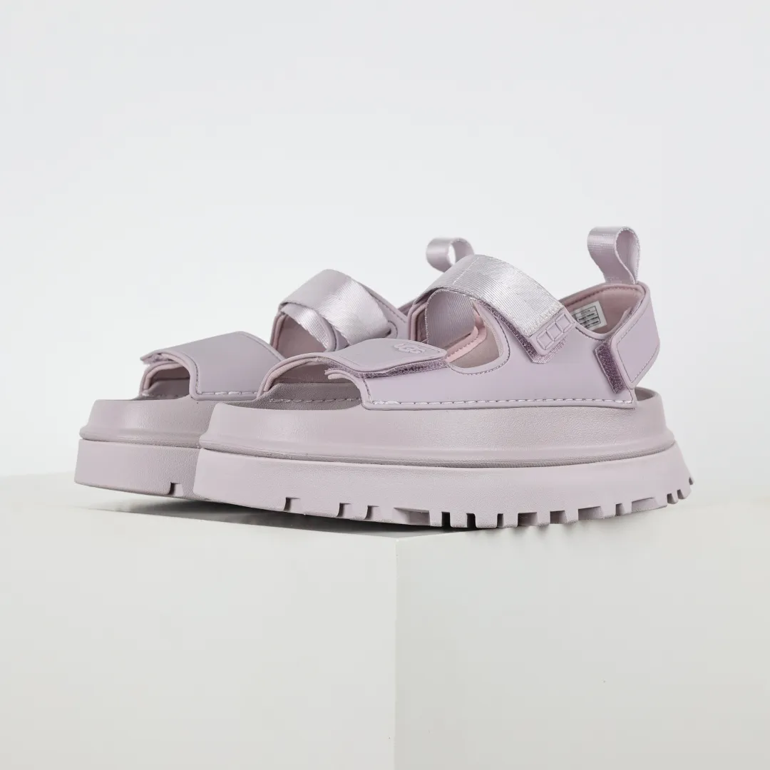 Copy price 💰560 Core recommendation Good price UGG Velcro slippers sandals summer versatile slippers soft sole non-slip beach thick sole casual elegant sandals The style of UGG sandals is really nice. It is suitable for all ages. The soles are made of super lightweight EVA foam. The classic material of U family can be said to be "light" to let you enjoy a different naked feeling. It is one of the most worth buying sandals in history. I guarantee you will not regret the series. Original OEM production Y products are available now. Size: 35 36 37 38 39 40